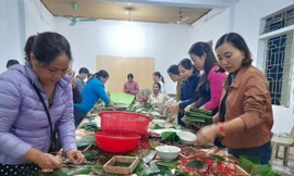Gói bánh cứu trợ đồng bào miền TrungẢnh: Phan Giang 