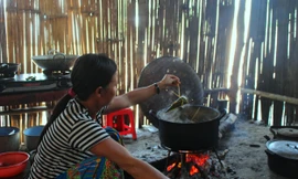 Chị Lầu Thị Thế nấu bánh sừng bò cho chồng con