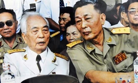 Tướng Đồng Sĩ Nguyên (phải) và Đại tướng Võ Nguyên Giáp 