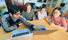 TS. Hà Thị Thanh Hương (ngoài cùng bên phải) cùng các học trò trong buổi học Ảnh: Văn Minh 