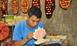 Nguyễn Vũ Linh làm sản phẩm về chân dung Bác Hồ Ảnh: HÒA HỘI 