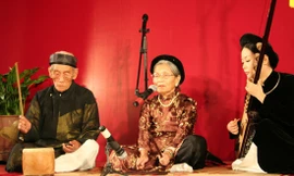 Nghệ nhân nhân dân Nguyễn Phú Đẹ (trái) và nghệ nhân Nguyễn Thị Chúc (giữa)