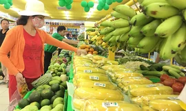 Thuế tăng, xăng tăng giá, người dân cũng phải chắt chiu chi tiêu