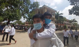 Đôi bạn Hiếu-Minh cõng nhau tới trường thi 