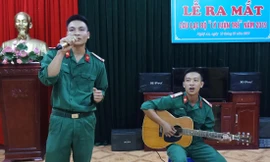 Binh nhất Lê Đại Dương (bên phải) thể hiện tài chơi  đàn ghi ta tại lễ ra mắt CLB “Lý luận trẻ” 