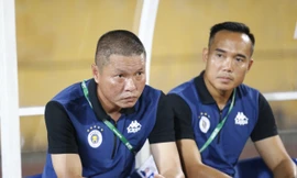 HLV Chu Đình Nghiêm (trái) bị cấm chỉ đạo trận đấu quan trọng của Hà Nội FC, để trợ lý Công Tuấn (phải) thế vaiẢnh: NHƯ Ý 
