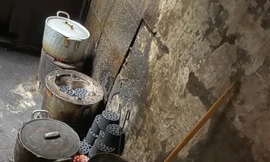 Hàng loạt lò than, nồi niêu bày khắp con ngõ chỉ rộng 1 m tại số 19 phố Hàng Lược, quận Hoàn Kiếmảnh: Võ Hóa