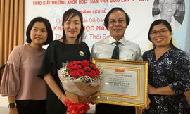 PGS.TS Bùi Chí Hoàng cùng các cộng sự trong lễ nhận giải 