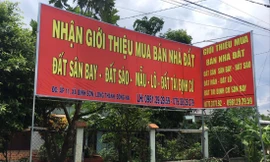Đến Long Thành thời điểm này, đi đến đâu cũng dễ dàng bắt gặp những tấm biển, tờ rơi rao bán đất, nhận ký gửi nhà đất… 