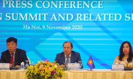 Thứ trưởng Ngoại giao Nguyễn Quốc Dũng (giữa) chủ trì họp báo chiều 9/11