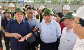 Bí thư Thành ủy Hà Nội Vương Đình Huệ và Chủ tịch UBND TP Hà Nội Nguyễn Đức Chung kiểm tra hiện trường dự án