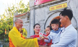 Sư trụ trì chùa Trường Sa mừng tuổi em nhỏ