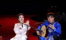 Màn trình diễn đỉnh cao giữa Tân Nhàn và khách mời cũng là người thầy về hát văn của cô: NSƯT Đình Cương Ảnh: Hòa Nguyễn- Bình Quách 