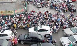 Dù đang quá tải gấp nhiều lần, lòng đường của Hà Nội mỗi tháng gánh thêm 27 ngàn phương tiện cá nhân Ảnh: Anh Trọng