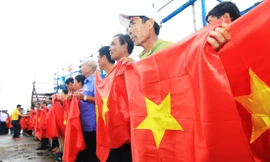 100 lá cờ Tổ quốc được trao tặng cho ngư dân Quảng Nam