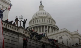 Người biểu tình trèo vào trụ sở quốc hội Mỹ trong ngày 6/1. Ảnh: Reuters 