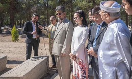 Trước mộ Alexandre de Rhodes