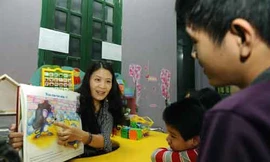 Cô giáo Nguyễn Thị Ái Vân dạy các em học sinh ở lớp hỗ trợ, can thiệp sớm Ảnh: Xuân Tùng