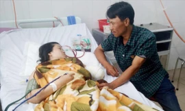 Anh Công ở bên chăm sóc cô giáo Tiền tại bệnh viện