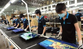 Lắp ráp TV tại Công ty Asanzo ảnh: UP