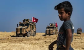 Đoàn xe quân sự của Thổ Nhĩ Kỳ di chuyển trên vùng đông bắc Syria trong tháng này, trong một chiến dịch tuần tra chung với lực lượng Mỹảnh: Getty Images 