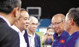 HLV Park Hang Seo trò chuyện với các lãnh đạo 