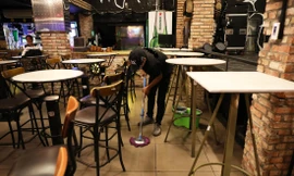 Lao động tại một nhà hàng bị thất nghiệp ở lại dọn dẹp, không về quê ảnh: Ngô Bình 