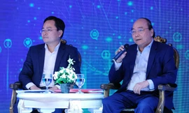 Thủ tướng Nguyễn Xuân Phúc trao đổi tại diễn đàn. Ảnh: Mạnh Thắng