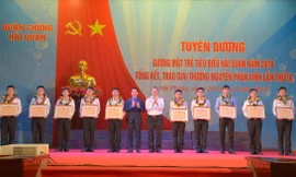 Bí thư T.Ư Đoàn Nguyễn Ngọc Lương và Chuẩn Đô đốc Đặng Minh Hải, Phó Chính ủy Quân chủng Hải quân trao danh hiệu Gương mặt trẻ tiêu biểu Hải quân 2018 cho 10 cá nhân xuất sắc Ảnh: N.S 