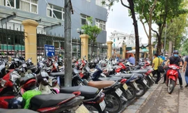 Bãi xe trước cổng Bệnh viện Việt Đức (Hoàn Kiếm, Hà Nội) 