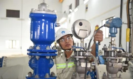 Công nhân vận hành trong nhà máy nước mặt sông Đuống 