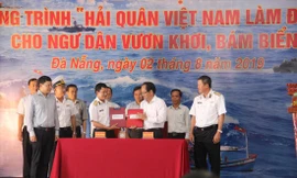 Đại diện các sở NN&PTNT ký kết đồng hành cùng ngư dân - Ảnh: Thanh Trần 