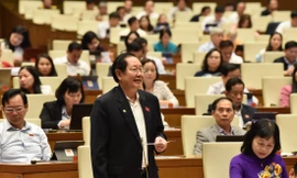 Bộ trưởng Bộ Nội vụ Lê Vĩnh Tân trả lời chất vấn ngày 9/11Ảnh: Như Ý 