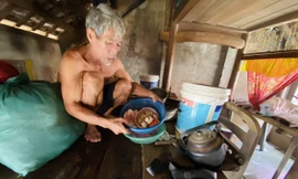 Ông Cảnh trên nóc nhà rốn lũ