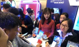 Người tiêu dùng tìm hiểu phương thức thanh toán không dùng tiền mặt. Ảnh: U.P 