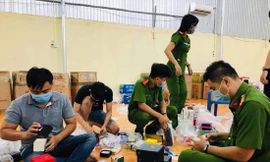 Cơ quan chức năng Đồng Nai kiểm đếm kho hàng lậu “khủng” bán hàng theo hình thức livestream