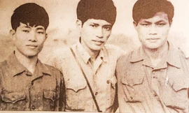 Nhóm phóng viên chiến trường. Từ trái qua: Phạm Nhật Nam, Thanh Phàn, Phạm Quang Nghị 