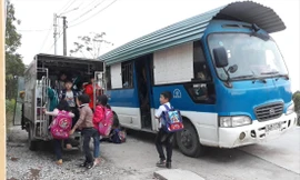 Xe 3 bánh tự chế, xe ô tô cũ đưa đón học sinh tại trường tiểu học Tân Minh