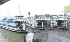 Bến phà Vàm Cống chính thức dừng hoạt động lúc 9 giờ ngày 30/6 sau trăm năm đưa khách sang sông Ảnh: N.H 