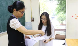 Thí sinh nên cân nhắc thật kỹ với những trường xác định điểm sàn quá thấp Ảnh: Như Ý 