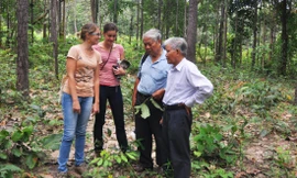 GS.TSKH Đặng Huy Huỳnh (bìa phải) cùng các chuyên gia lâm nghiệp trong một chuyến vào VQG Yok Đôn