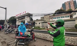 Anh Nguyễn Đăng Kỷ giao hàng từ xa cho một nhân viên Bệnh viện Bạch Mai