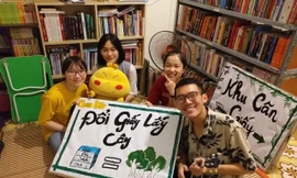 Độc giả đến đọc sách còn được hưởng không khí vui vẻ. Hoàng Quí Bình- người cầm đàn 