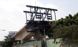 Cầu Nam Lý dừng thi công hơn 1 năm qua