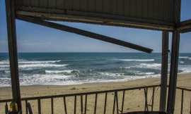 Cổ lò là vùng nước êm, không có bọt sóng, đối diện với chốt gác không người Ảnh: Văn Chương