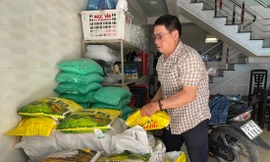 Gia đình ông Thống giờ bán thêm gạo với hi vọng trả được món nợ bị lừa