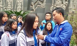 Anh Nguyễn Đức Tiến, Phó Bí thư Thành Đoàn, Chủ tịch Hội LTHN TP Hà Nội trao Huy hiệu Đoàn cho các đoàn viên mới được kết nạp, tại Khu Di tích Hỏa Lò Ảnh: CTV 