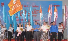 Bí thư Trung ương Đoàn Bùi Quang Huy trao cờ hiệu ra quân chương trình “Tiếp sức người lao động” năm 2020 Ảnh: NGÔ TÙNG