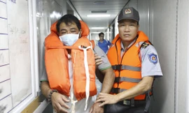 Một trong ba ngư dân đầu tiên được tìm thấy và được tàu KN 490 tiếp nhận, chăm sóc