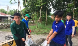 Chiến sỹ tình nguyện trường ĐH Nam Cần Thơ làm sân chơi cho trẻ em Ảnh: PV